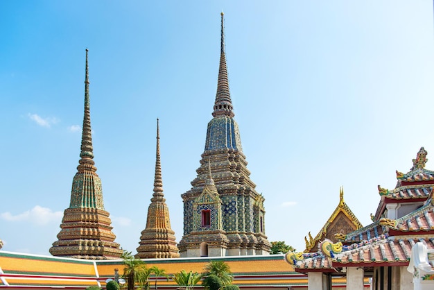 Vista chedi del tempio del buddha sdraiato o del complesso wat pho bangkok in thailandia