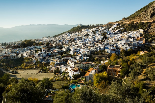 Вид на ChefChaouen с холма в горах Риф