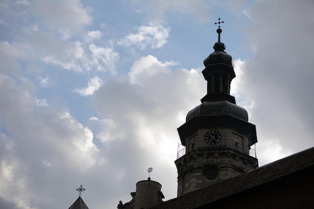 Vista del cielo blu del campanile della chiesa cristiana con le nuvole sullo spazio della copia del fondo