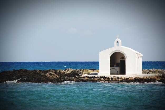 Foto vista della chiesa dal mare contro il cielo