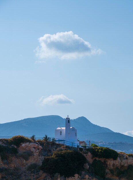 Вид на церковь Святого Николая в городе Рафина в Греции