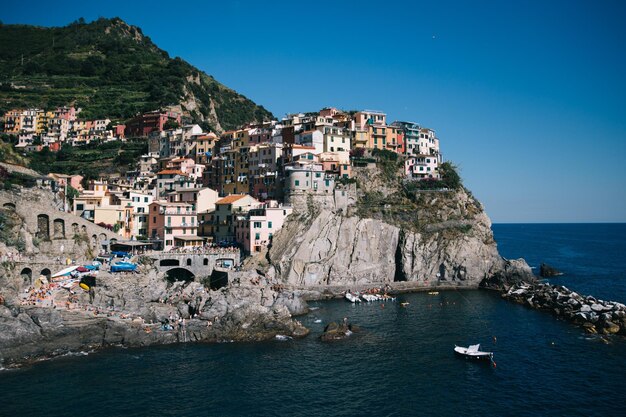 Foto vista di cinque terre dal mare contro un cielo blu limpido