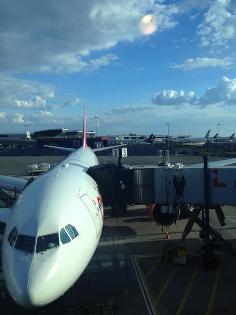 雲の空に照らされた街の景色