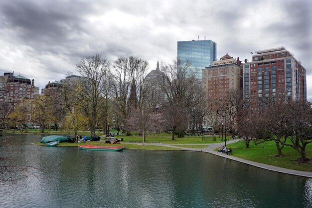 Photo view of city against cloudy sky