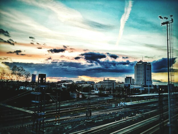 Foto vista della città contro un cielo nuvoloso