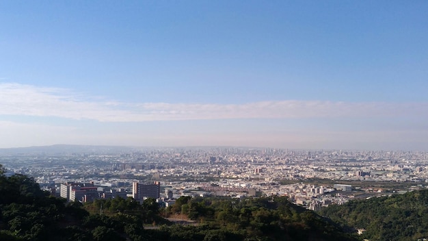 雲の空に照らされた街の景色