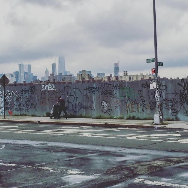 Foto vista della città contro un cielo nuvoloso