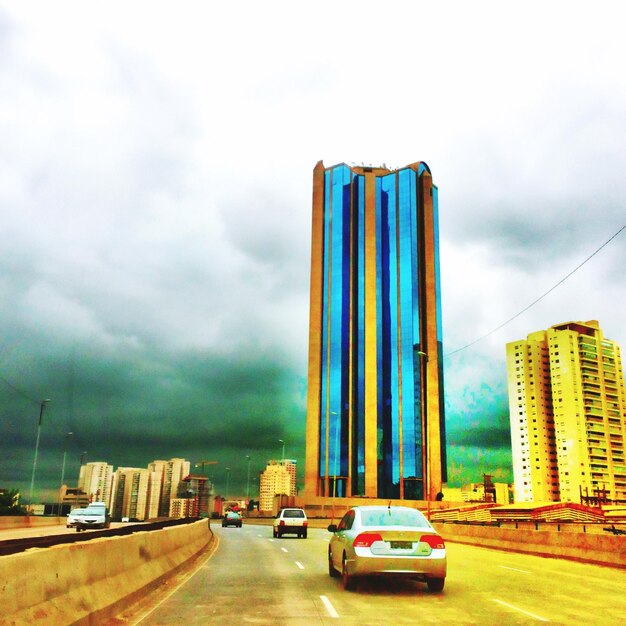 Foto vista della città contro un cielo nuvoloso