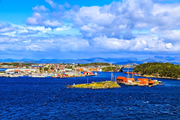 Вид на город, мост и горы вдалеке, Норвегия