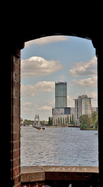 Photo view of city buildings against cloudy sky