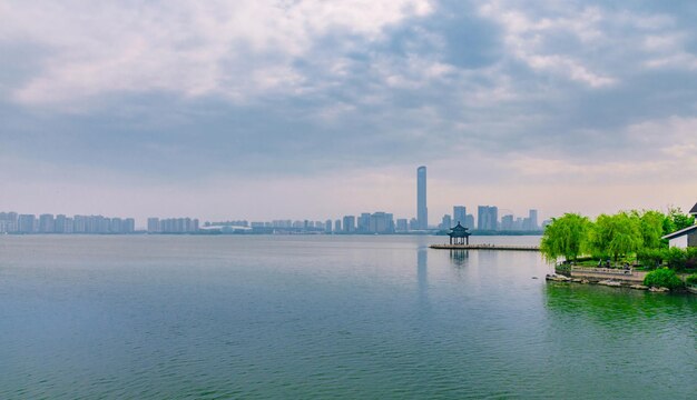 Photo view of city buildings against cloudy sky