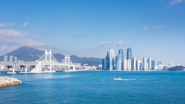 Photo 하늘 에 비추어 바다 에서 도시 를 볼 수 있다