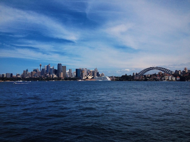 Photo view of city by sea against sky