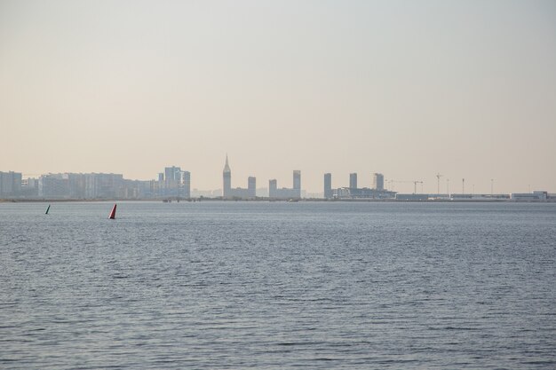 夜明けの海の海岸の街の眺め