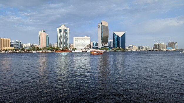 Foto una vista della città di dubai dal fiume