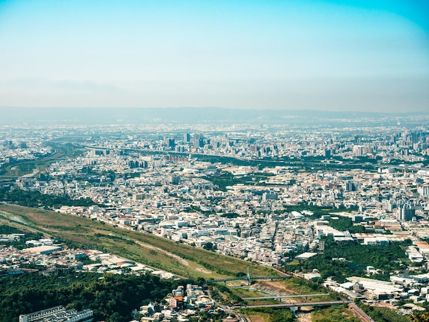 美しい山からの街の景色 青い空と緑の草原