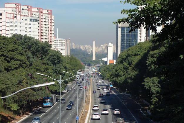 道路を渡る橋から見える街の景色