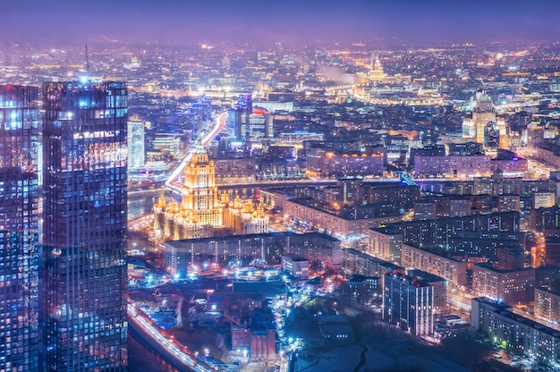 전망대 Panorama 360에서 야간 조명에 비추어 고층 빌딩까지 도시 전망 Hotel Ukraine 및 외무부 Moscow City Federation Tower Moscow