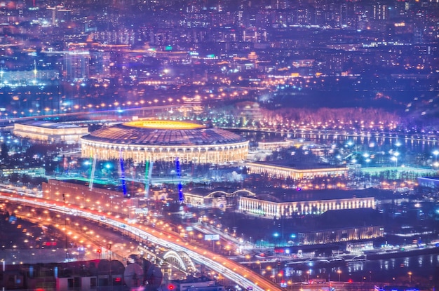 전망대에서 야간 조명과 Luzhniki 단지 Moscow City에 비추어 고층 빌딩까지 도시의 전망