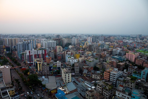 Foto una vista della città dal tetto di un edificio