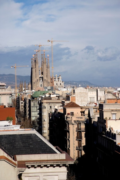 Photo a view of a city from a roof top with a clock tower in the background