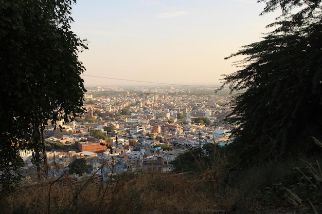 Photo a view of the city from the top of a hill