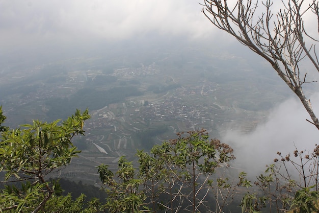 Photo a view of a city from the top of a mountain