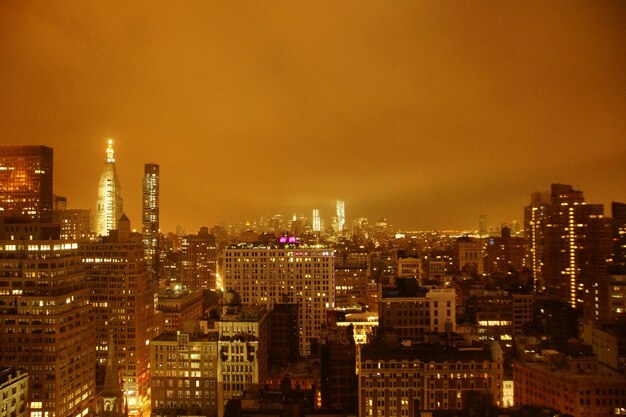 Foto vista della città illuminata di notte