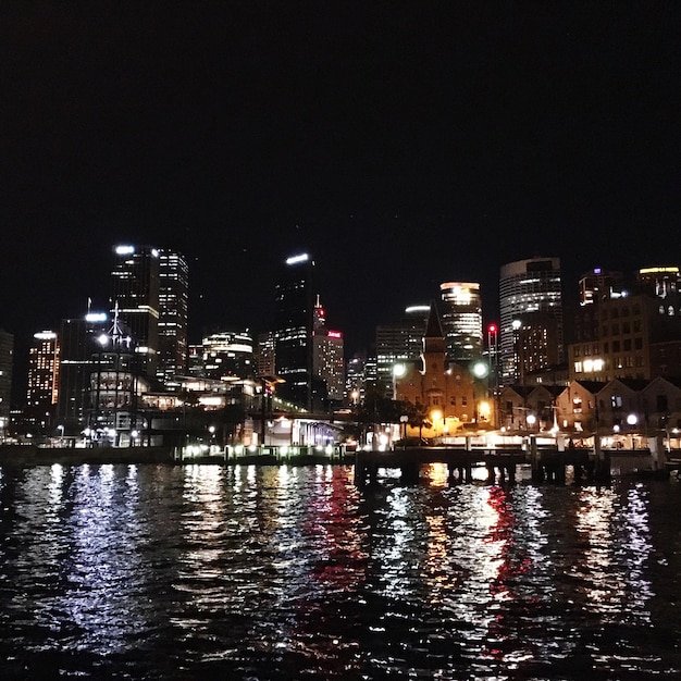 Photo view of city lit up at night