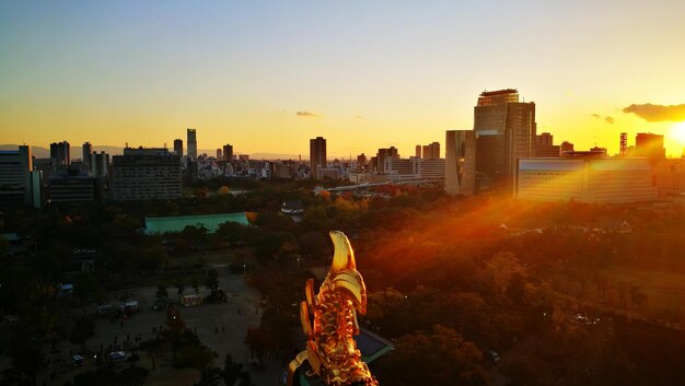 Photo view of city lit up at sunset