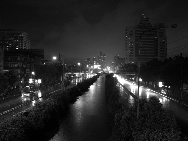 Photo view of city at night