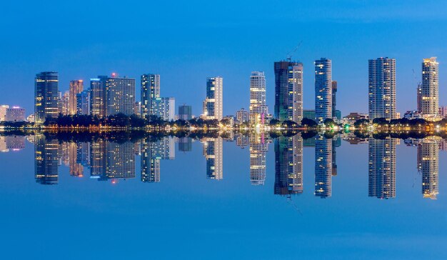 Foto vista della città di notte