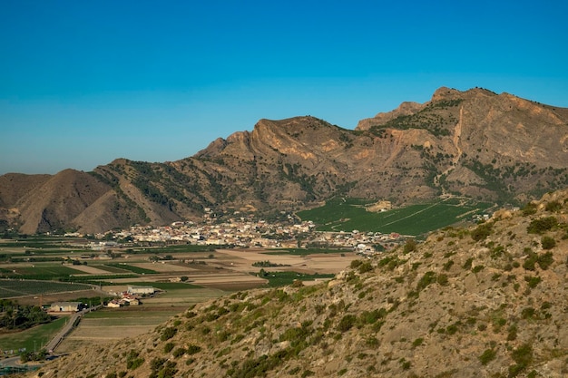 알리칸테 스페인(Alicante Spain)을 배경으로 린콘 데 보난자(Rincon de Bonanza) 마을이 있는 오리우엘라(Orihuela) 시의 전망