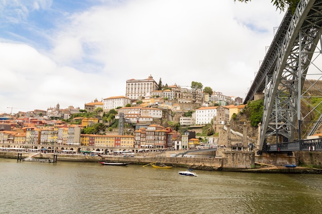 Photo view of the city of porto in portugal and the luis i bridge