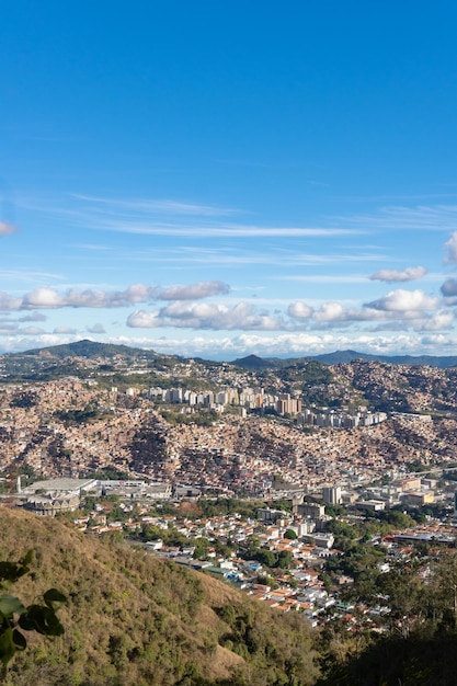 Foto una veduta della città di quito, in ecuador