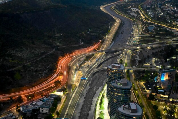 Vista notturna della città di santiago del cile