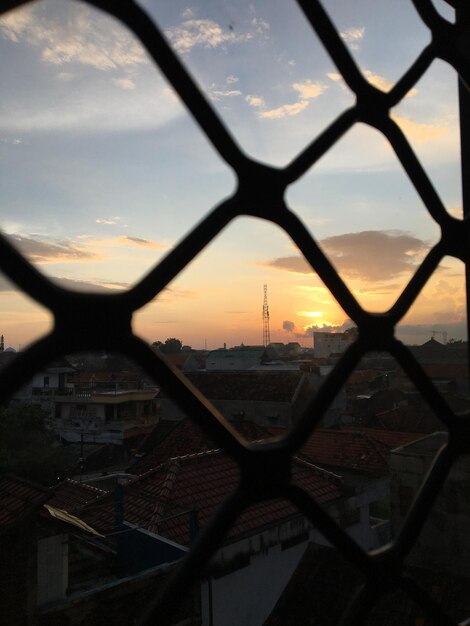 Foto la vista della città vista attraverso la recinzione a catena