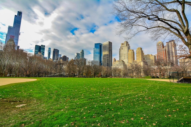 Photo view of city skyline against cloudy sky