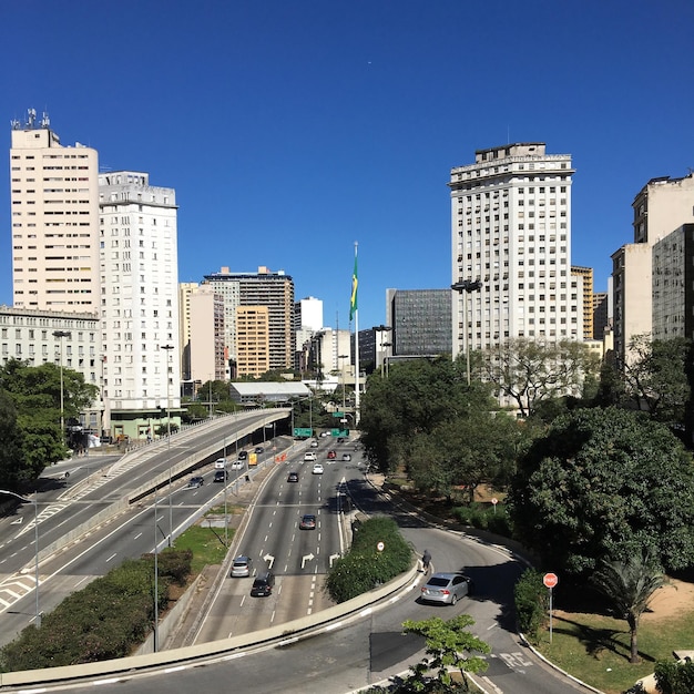 Photo view of city street against blue sky