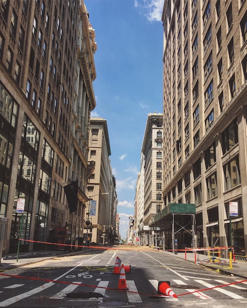 Foto vista della strada della città e degli edifici contro il cielo