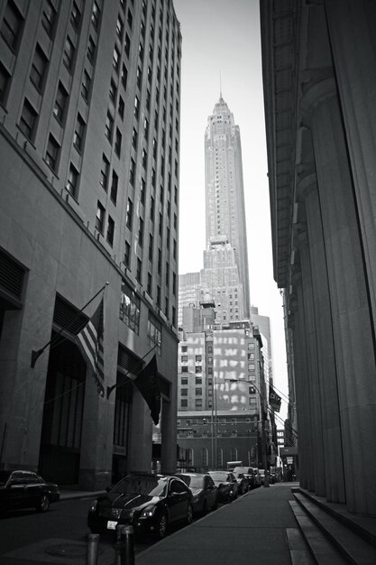 Photo view of city street and buildings against sky