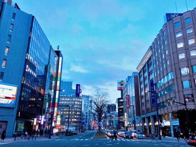 Photo view of city street and buildings against sky