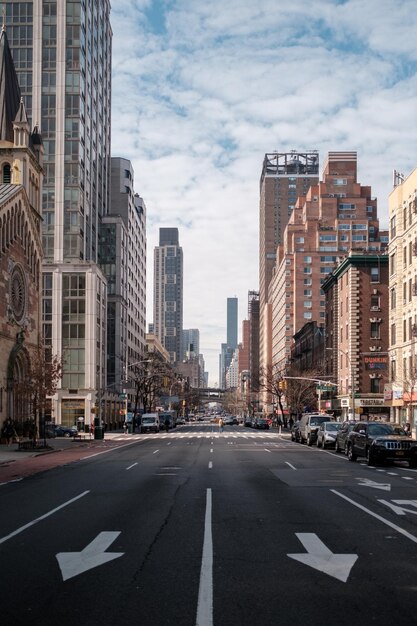 Foto vista della strada della città e degli edifici contro il cielo