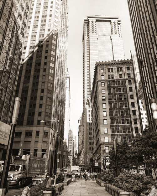 Photo view of city street and buildings