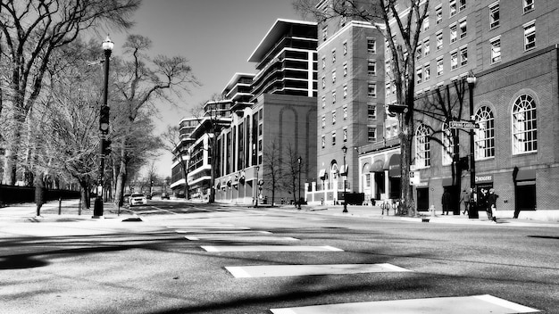 Photo view of city street and buildings