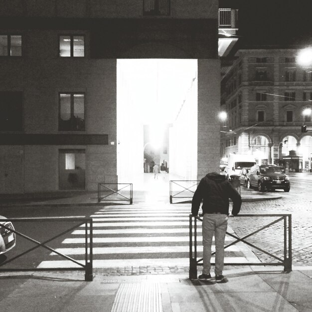 Photo view of city street during night