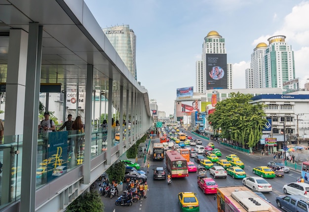 Photo view of city street and modern buildings