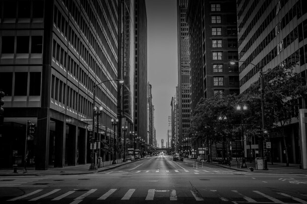 Photo view of city street at night