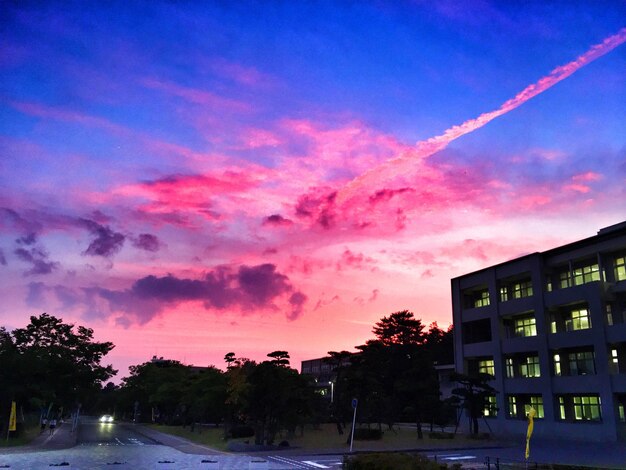 Foto vista della città al tramonto