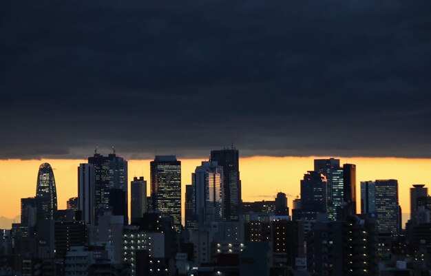 Photo view of city at sunset